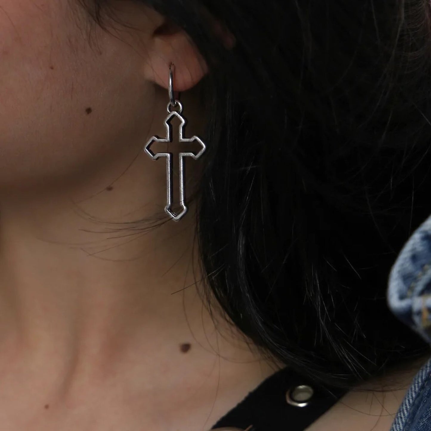 Boucles d'Oreilles Croix Style Gothique portées
