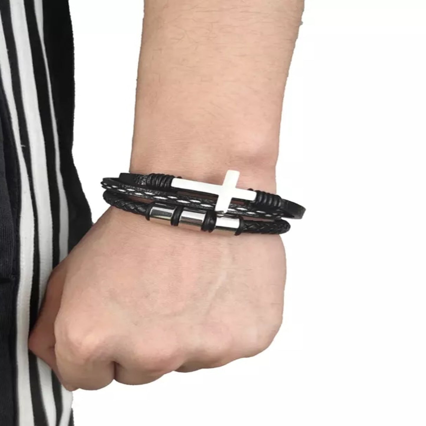 Bracelet Croix Chrétienne en Cuir Tressé Argent porté