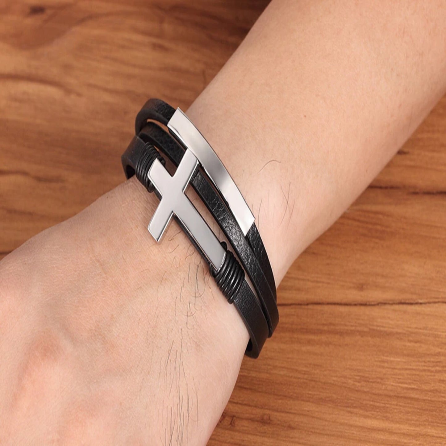 Bracelet Croix en Cuir 3 Brins Couleur Argent porté