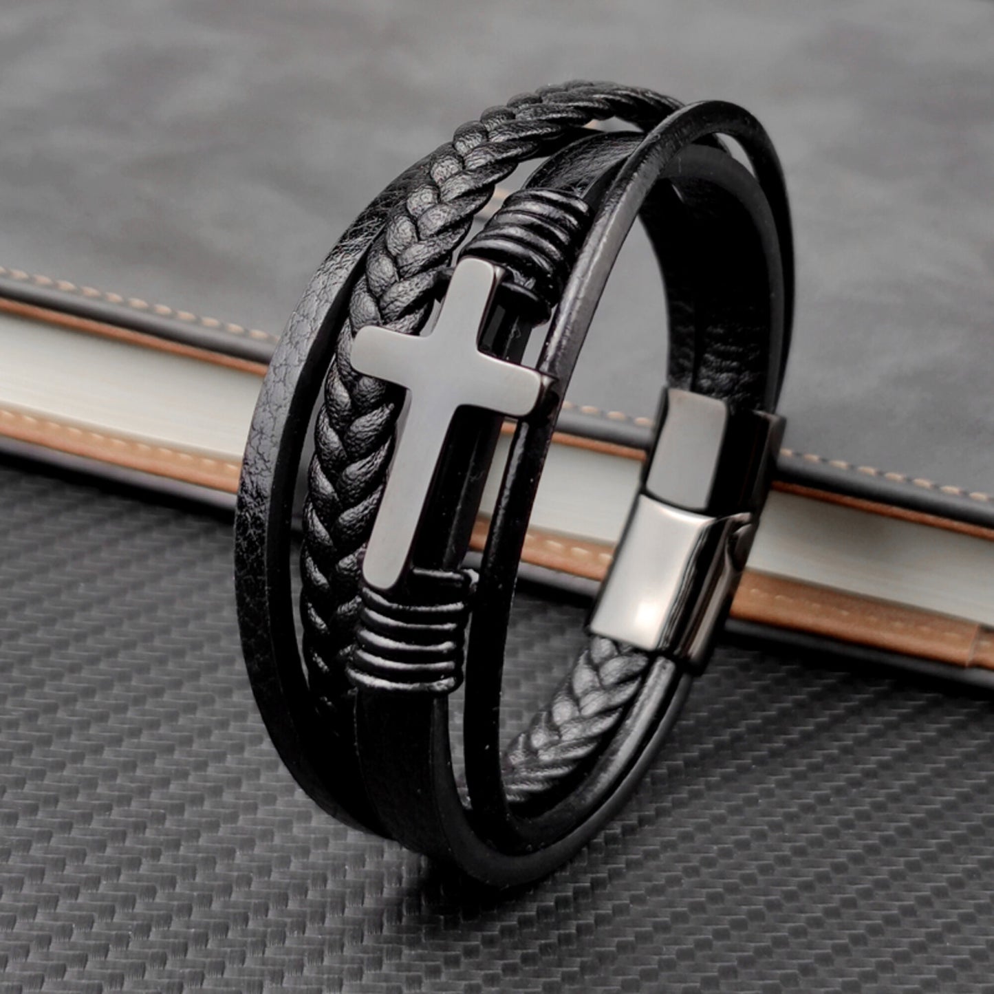 Bracelet Croix en Cuir Noir pour Homme droit