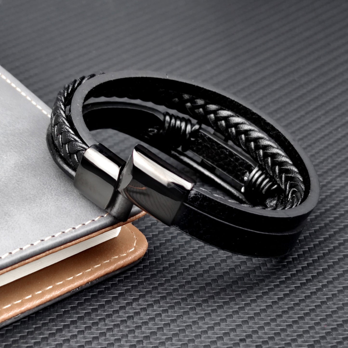Bracelet Croix en Cuir Noir pour Homme fermoir ouvert