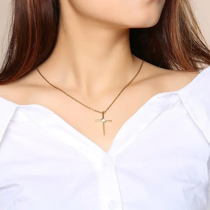 Collier croix moderne et sa pierre de zircon porté