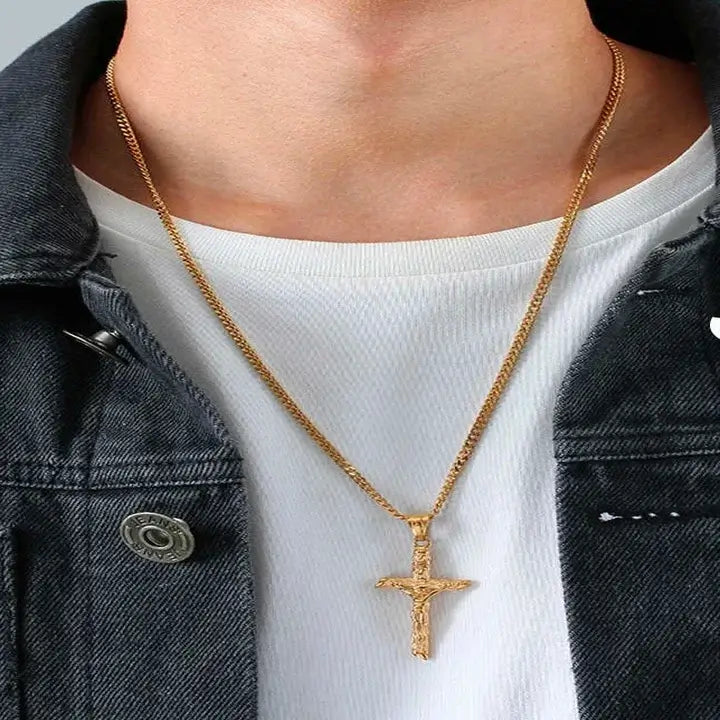 Collier croix imitation bois porté