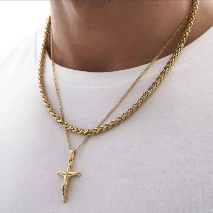 Collier croix Jésus Christ or 750/1000 porté