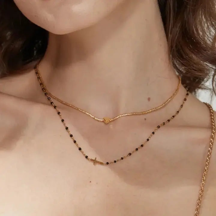 Collier croix perles porté