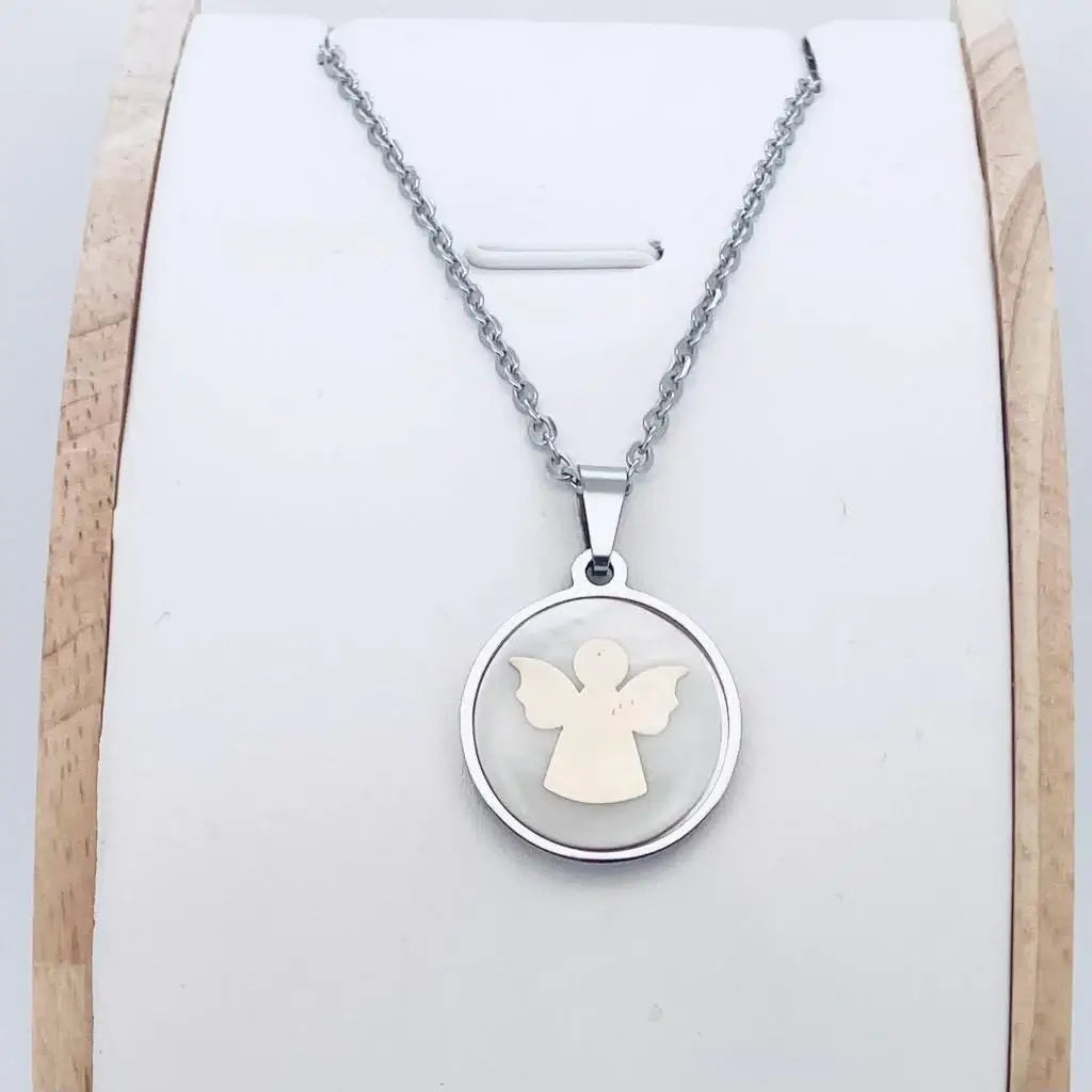 Collier chrétien petit ange gravé dans la nacre argent