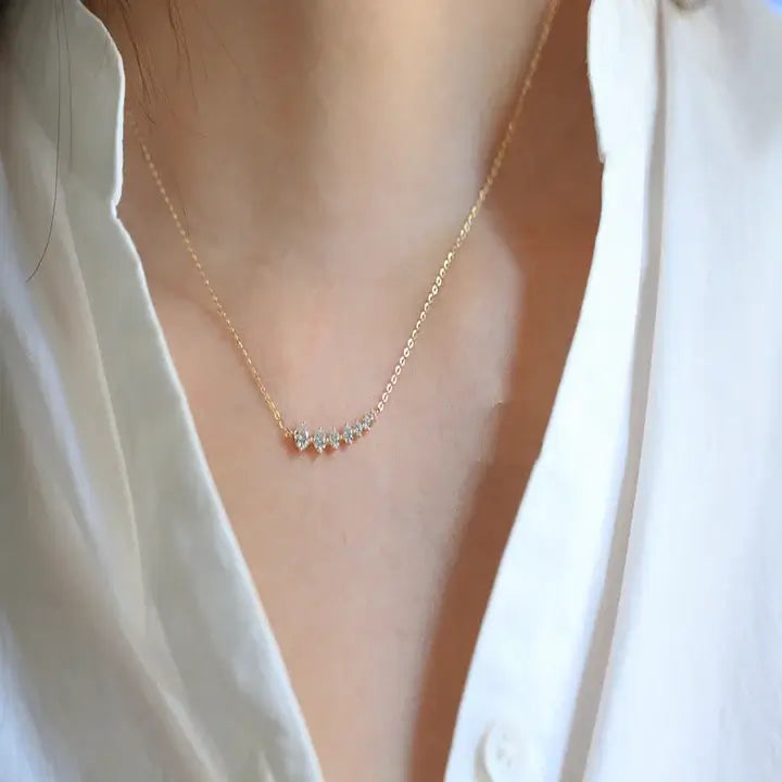 Collier de perles de zircon porté