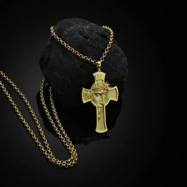 Collier visage Jésus Christ sur la Croix sur pierre