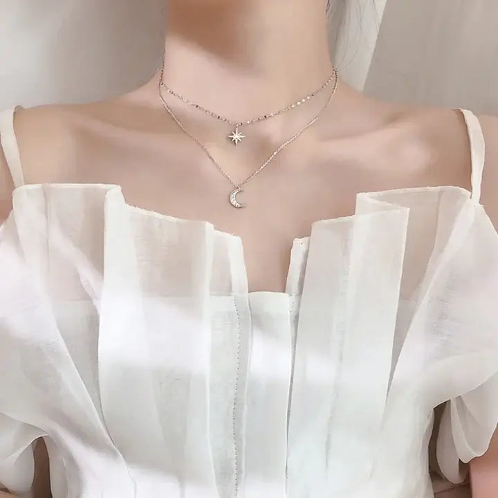 Collier avec étoile et lune porté