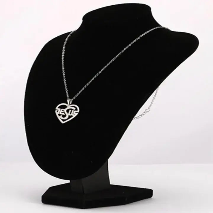 Collier Pendentif Écriture Jésus dans un Coeur argent porté