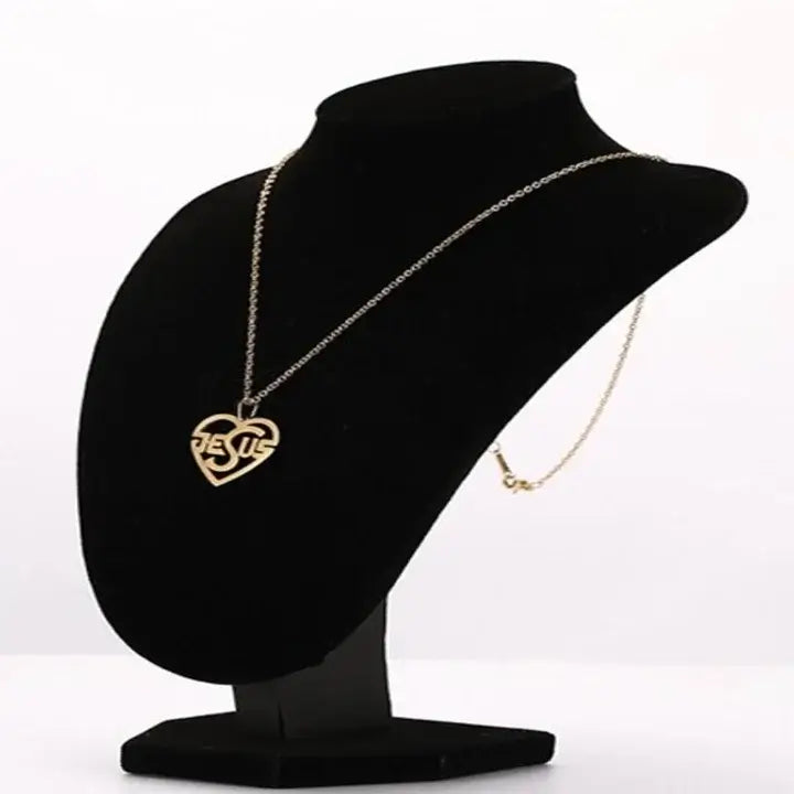 Collier Pendentif Écriture Jésus dans un Coeur or porté