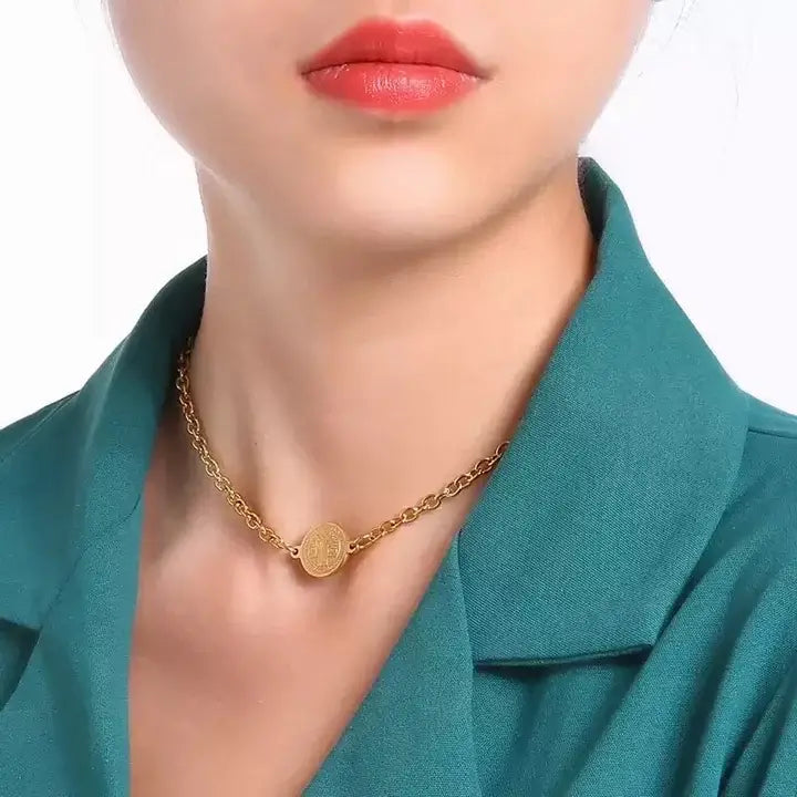 Collier médaille Saint Benoit or porté