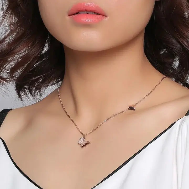 Collier et boucles d'oreilles papillon Or rose porté