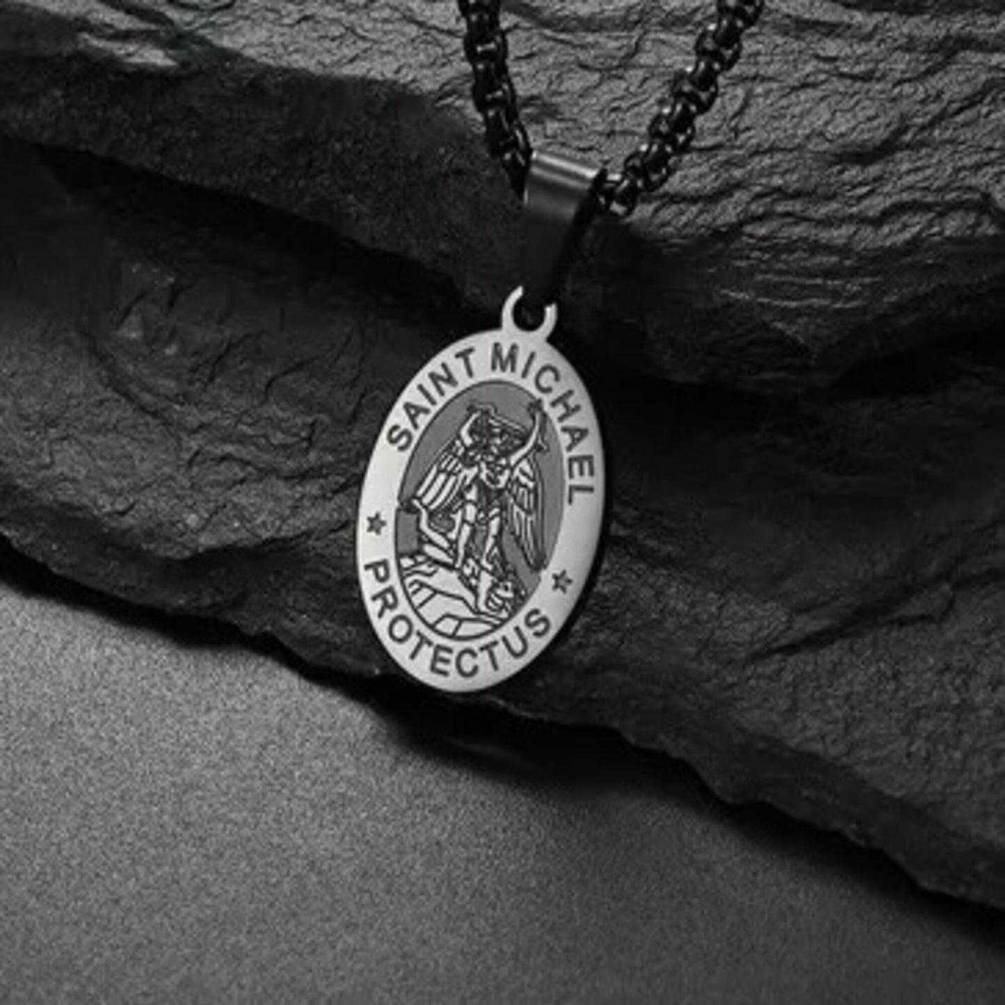 Collier Saint Michel inoxydable noir
