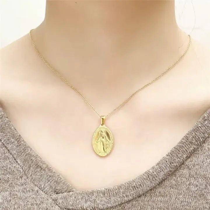 Collier chrétien médaille miraculeuse Sainte Vierge porté par une femme