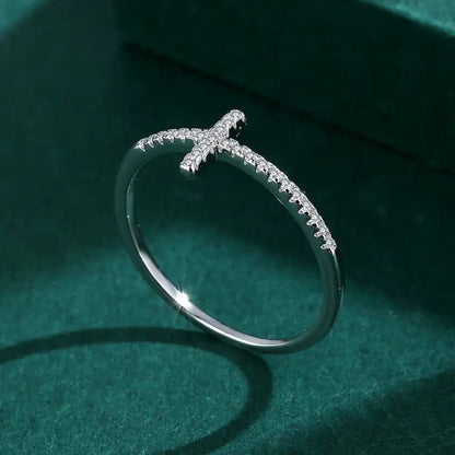 Bague Croix Chrétienne et ses Pierres de Zircon gauche