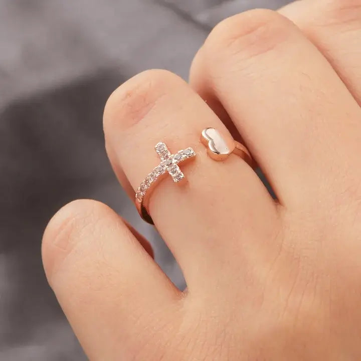 Bague Croix Chrétienne avec Coeur et Zircon portée