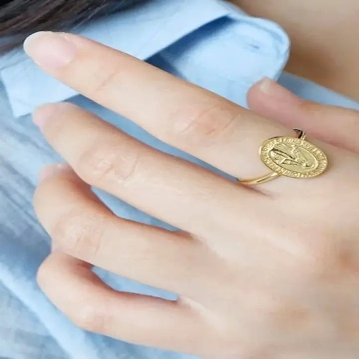 Bague Médaille Bonheur avec Vierge Marie portée