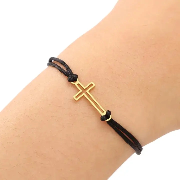 Bracelet noir croix chrétienne ajourée porté