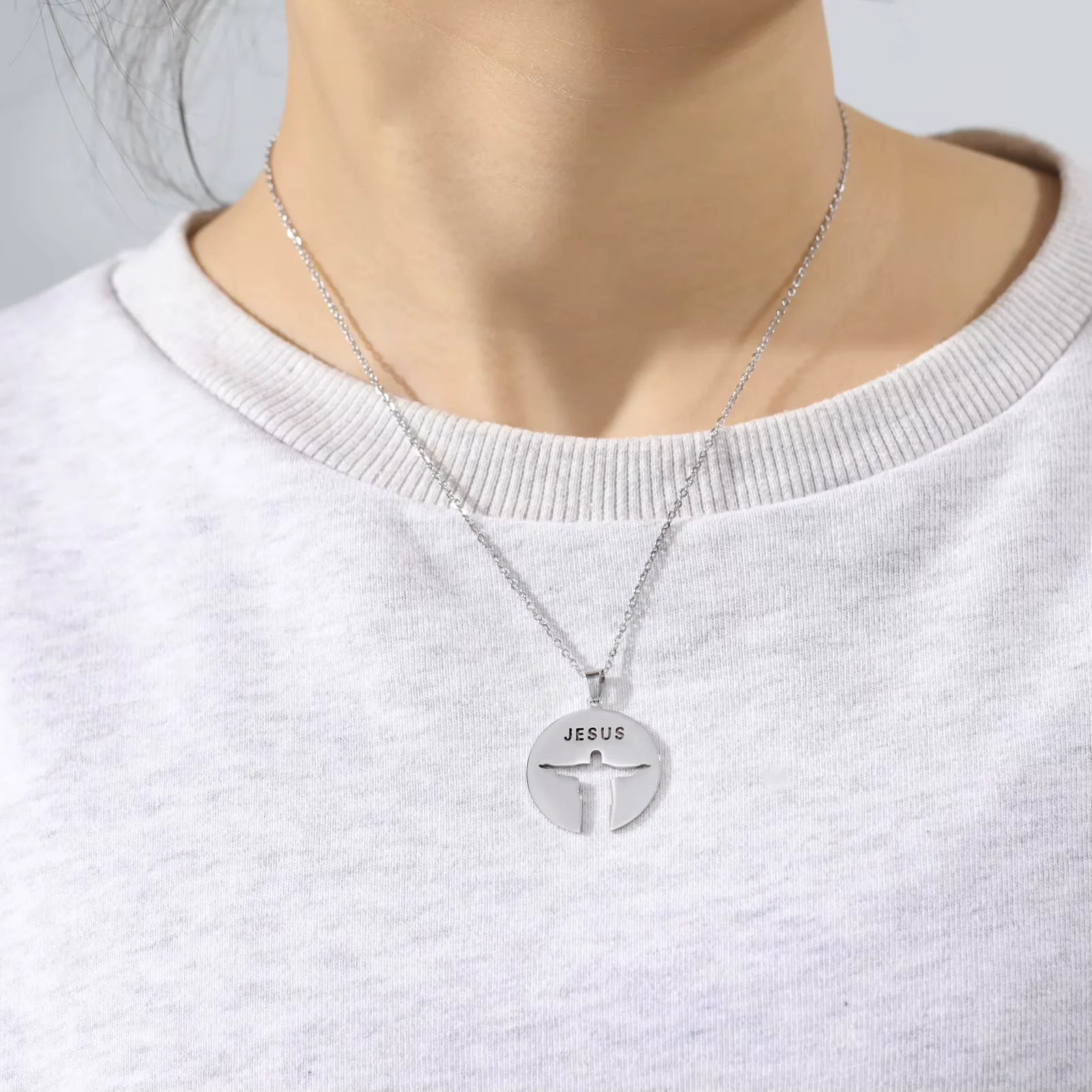 Collier Christ Rédempteur Inscription Jésus porté