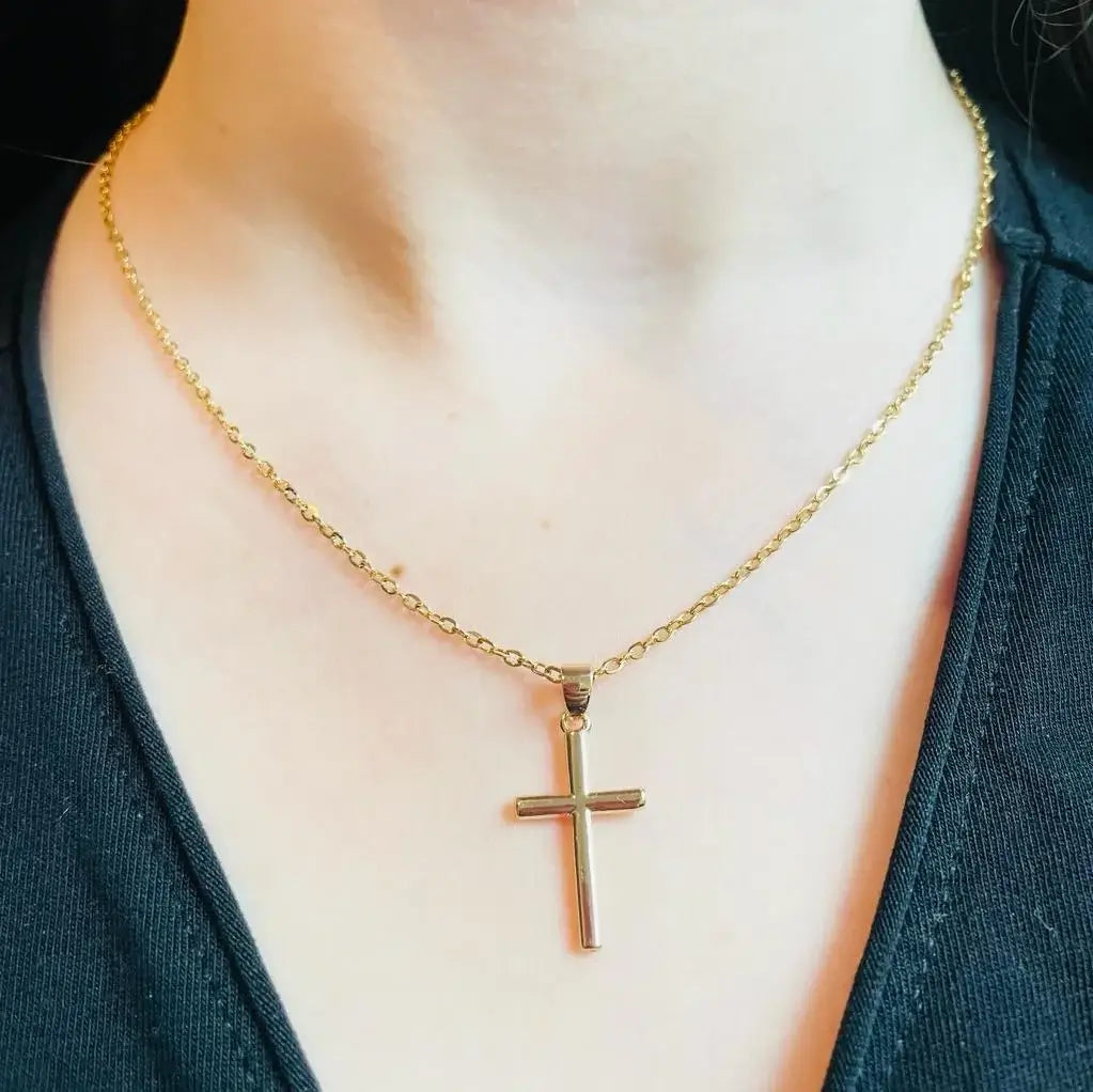 Collier pendentif croix chrétienne minimaliste porté