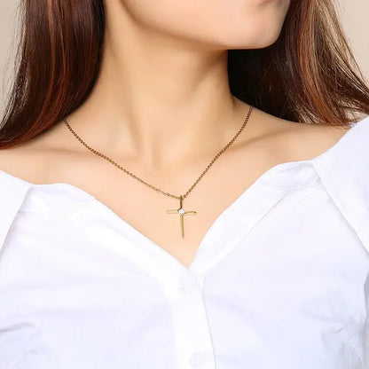 Collier croix moderne et sa pierre de zircon porté