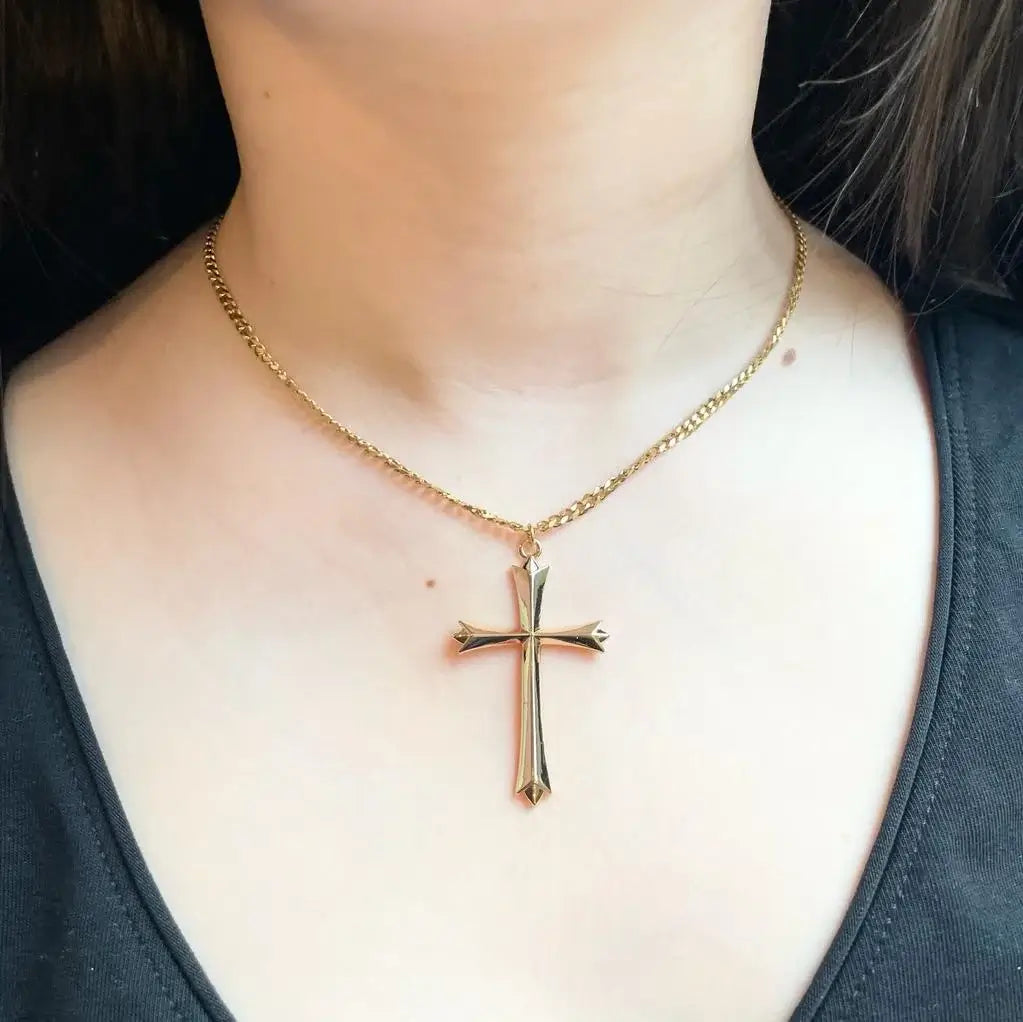 Collier croix chrétienne moderne et design