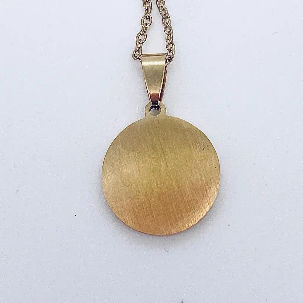 Collier chrétien petit ange gravé dans la nacre dos médaille