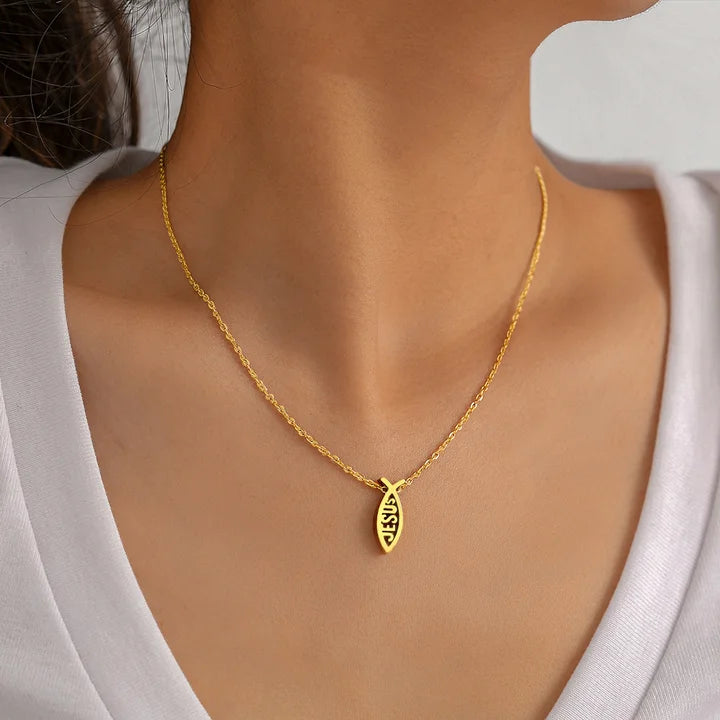 Collier Chrétien Poisson Ichtus Inoxydable porté