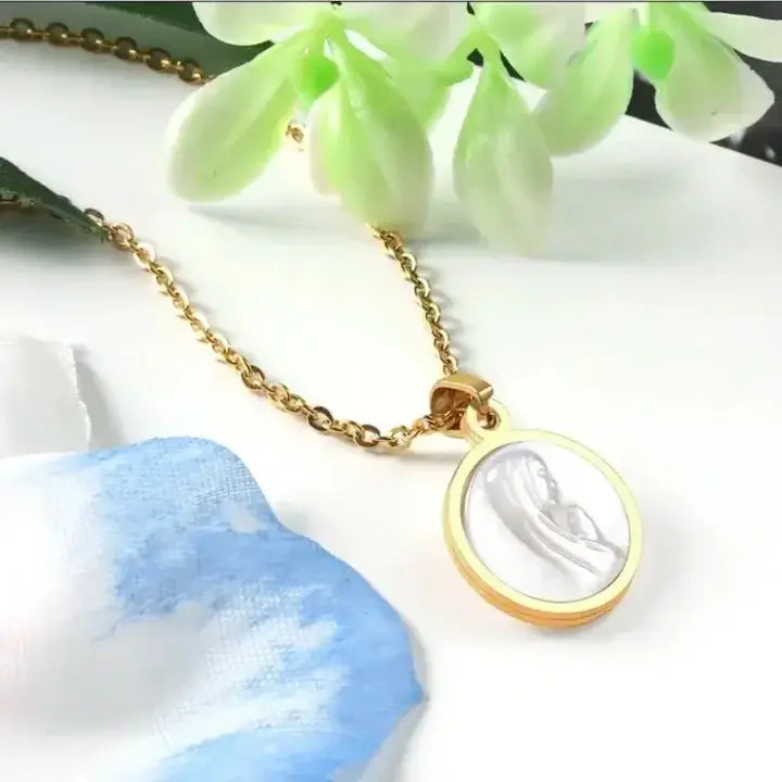 Collier Sainte Vierge en Prière dans la Nacre or et décor