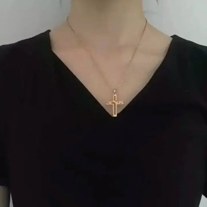 Collier Croix Chrétienne avec Ecriture Jésus porté