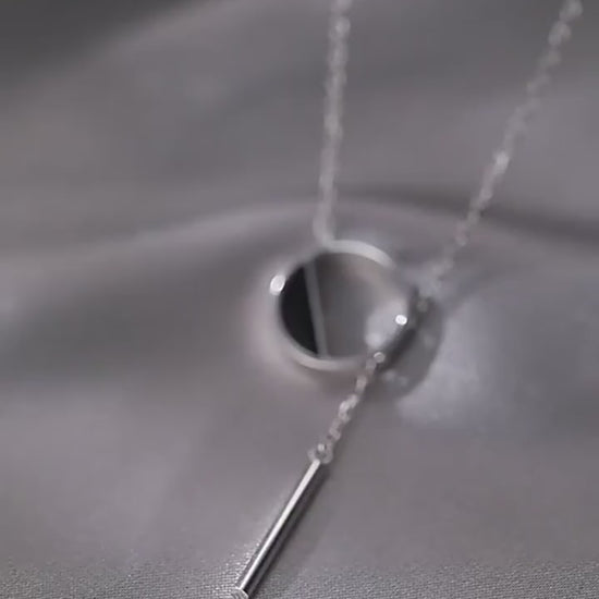 Collier pendentif design en argent video