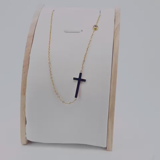 Collier croix chrétienne en format ras de cou video