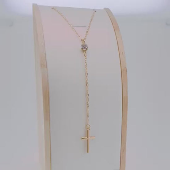 Collier croix pendante et pierre de zircon video
