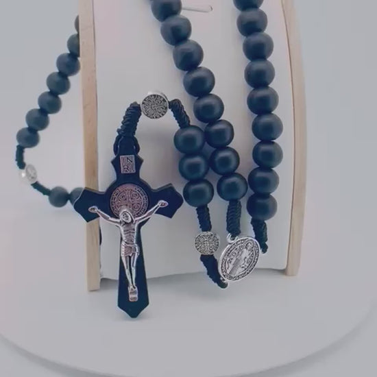 Chapelet médaille Saint Benoit en bois noir video
