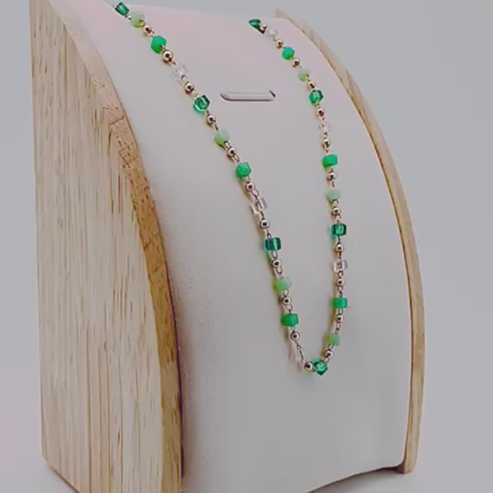 Collier de mode avec perles de couleurs video