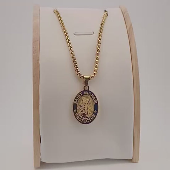 Collier médaille Saint Michel inoxydable video