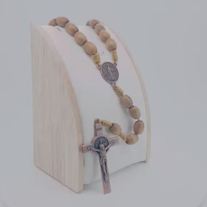 Chapelet médaille Saint Benoit en bois clair video