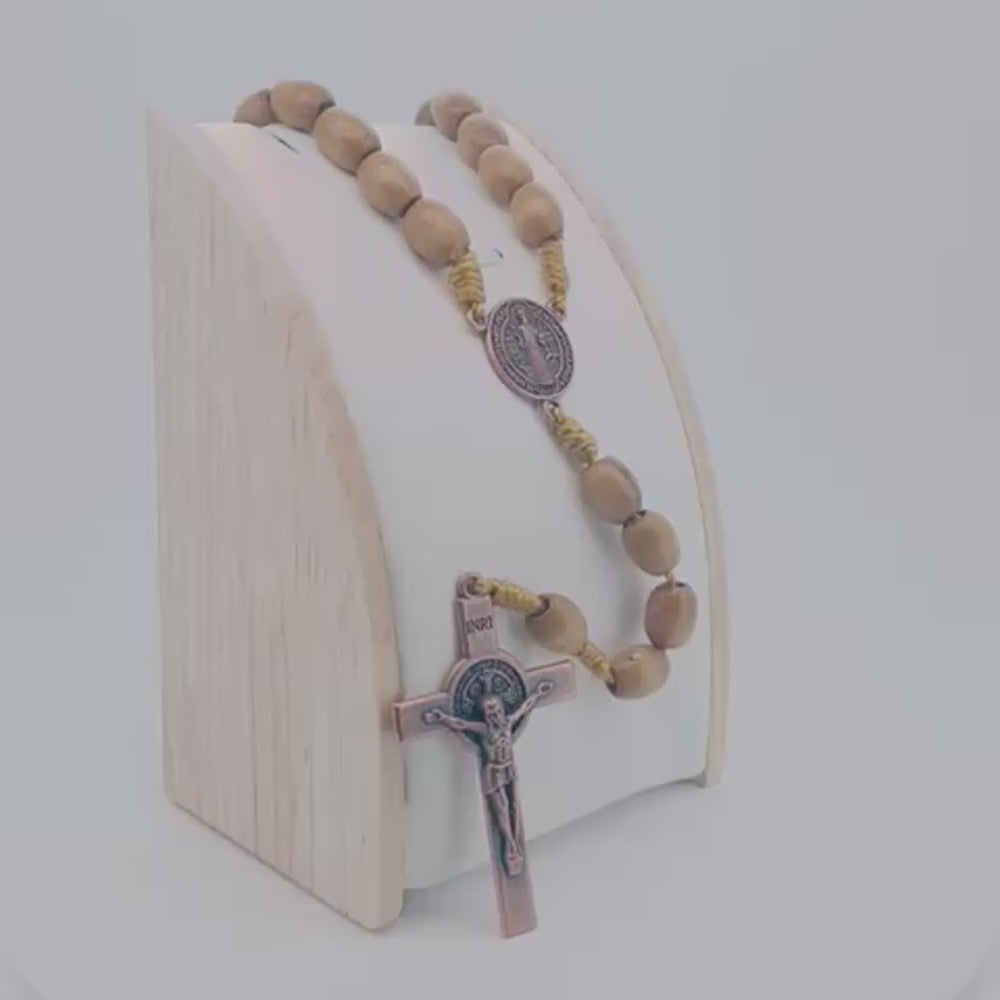 Chapelet médaille Saint Benoit en bois clair video