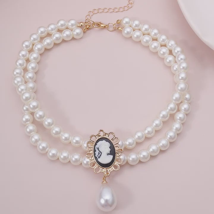 Collier ras de cou avec pendentif dame aux camélias porté