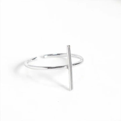 Bague religieuse croix design en argent 925 vue couchée sur table