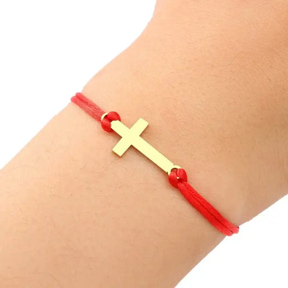 Bracelet croix chrétienne pleine rouge or porté
