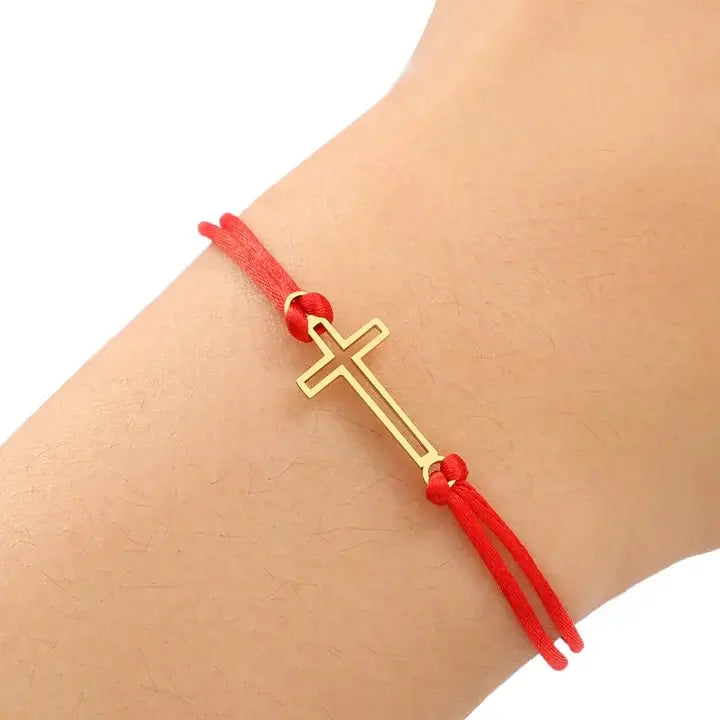 Bracelet croix chrétienne ajourée rouge or porté