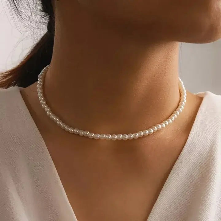 Collier ras de cou Femme fabriqué en perles porté