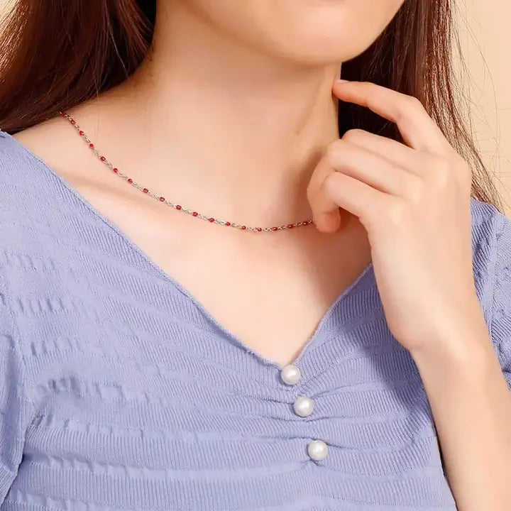 Collier petites perles colorées Gigi Clozeau en acier inoxydable argenté porté