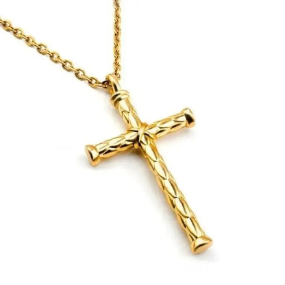 Collier chrétien avec pendentif croix gravée or